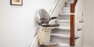 Montascale a poltroncina installato su una scala.
